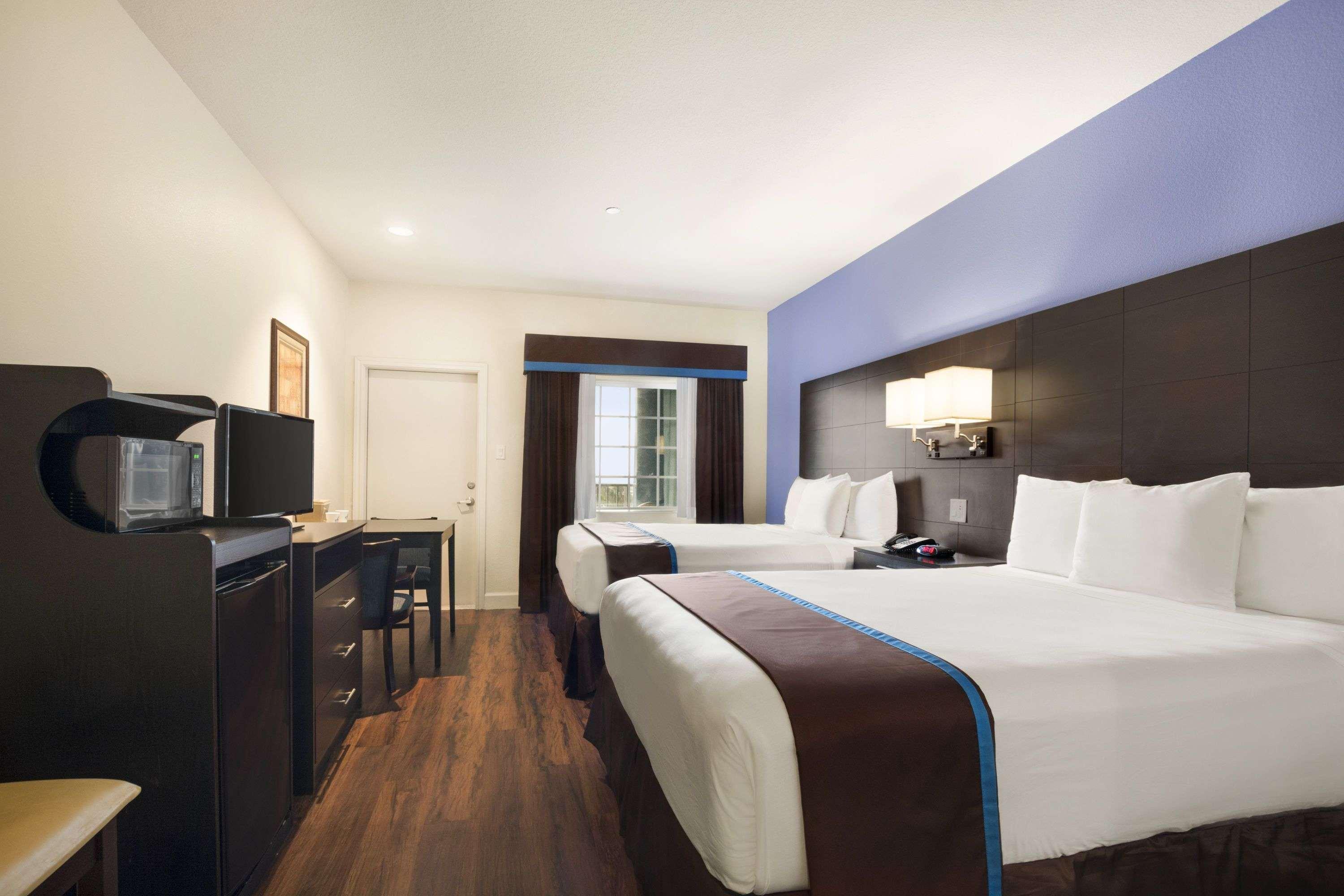 Days Inn & Suites By Wyndham Galveston West/Seawall Exterior photo