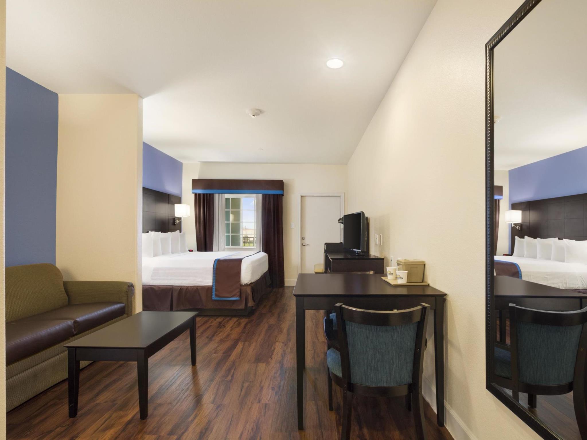 Days Inn & Suites By Wyndham Galveston West/Seawall Exterior photo