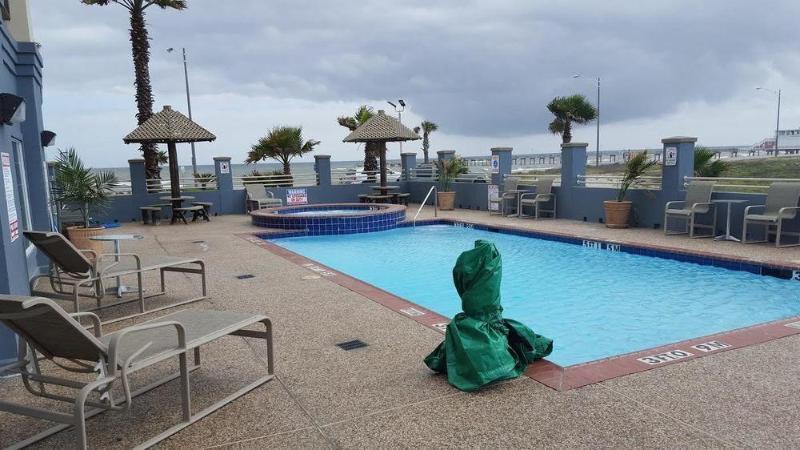 Days Inn & Suites By Wyndham Galveston West/Seawall Exterior photo